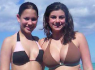 Moi et ma cousine en vacances en bikini